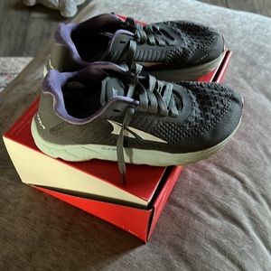 Altra quantic tennis shoes